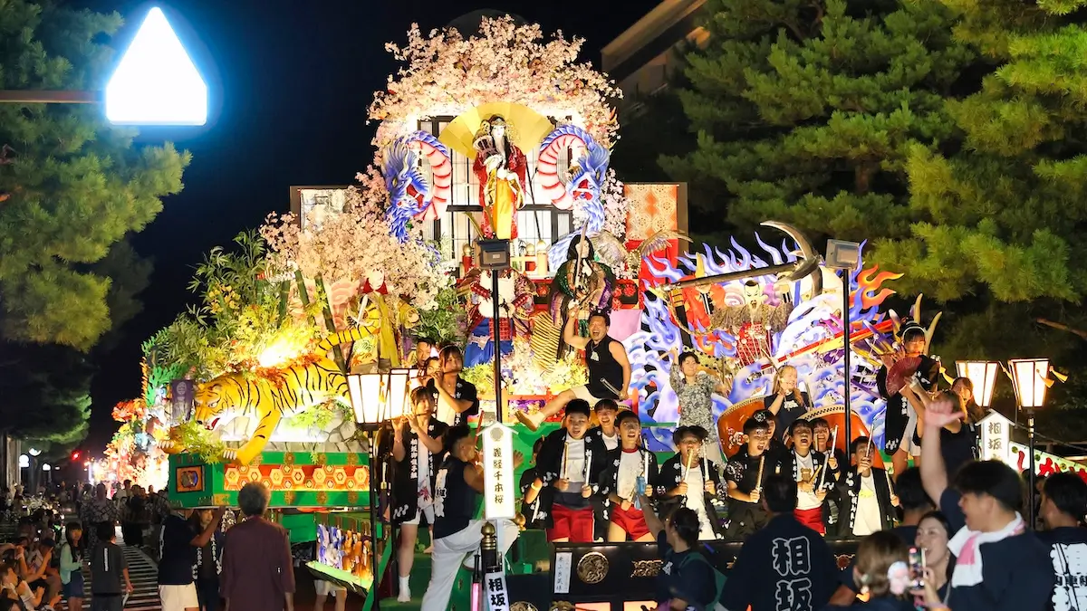 十和田市秋祭夜間運行的華麗山車